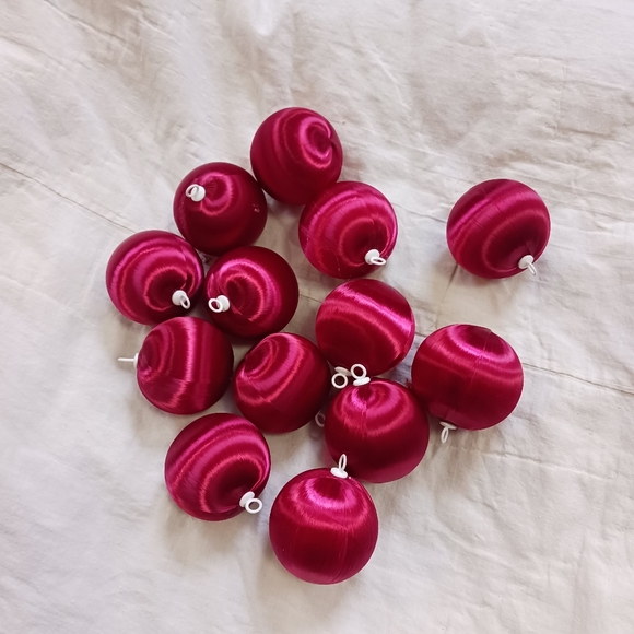 Vintage Lot Of 19 Red Christmas Ornaments Satin Spun Balls Holiday Christmas - Picture 2 of 10